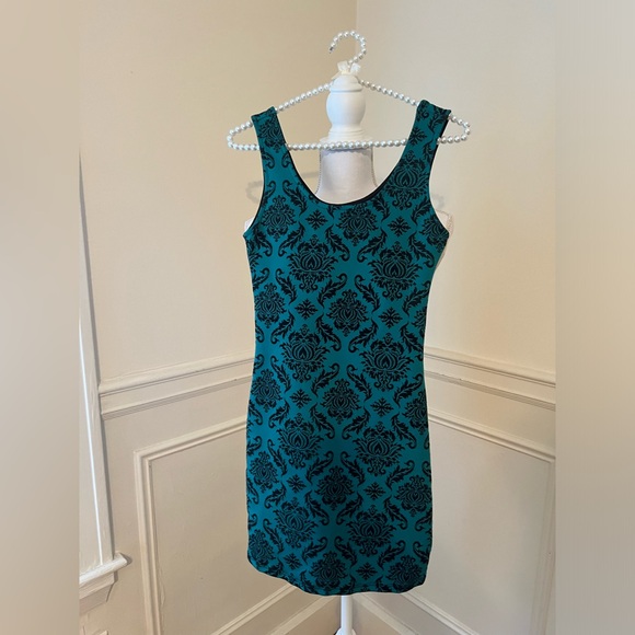 Carolina Green Mini Dress with black paisley pattern cutout lower back - Picture 4 of 4